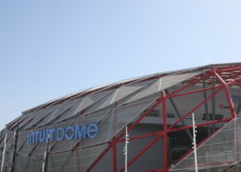 California governor says yes for one private club in LA Clippers' new arena