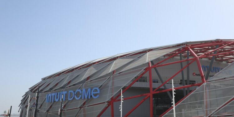 California governor says yes for one private club in LA Clippers' new arena