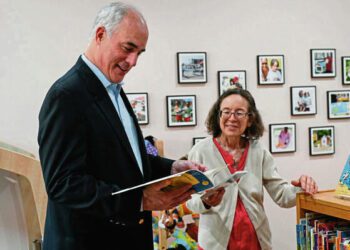 7856981_web1_gtr-CaseyVisit001