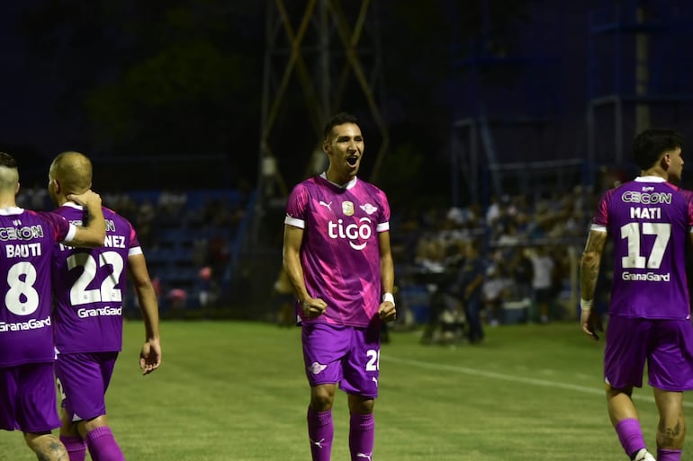 Marcelo Fernández (c), futbolista de Libertad, celebra un gol en el partido frente a Sol de América por la sexta fecha del torneo Apertura 2024 del fútbol paraguayo en el estadio Luis Alfonso Giagni, en Villa Elisa.