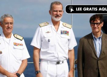 El Rey presencia las regatas de la Copa del América desde el portaeronaves 'Juan Carlos I'