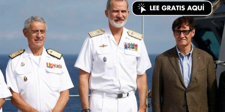 El Rey presencia las regatas de la Copa del América desde el portaeronaves 'Juan Carlos I'