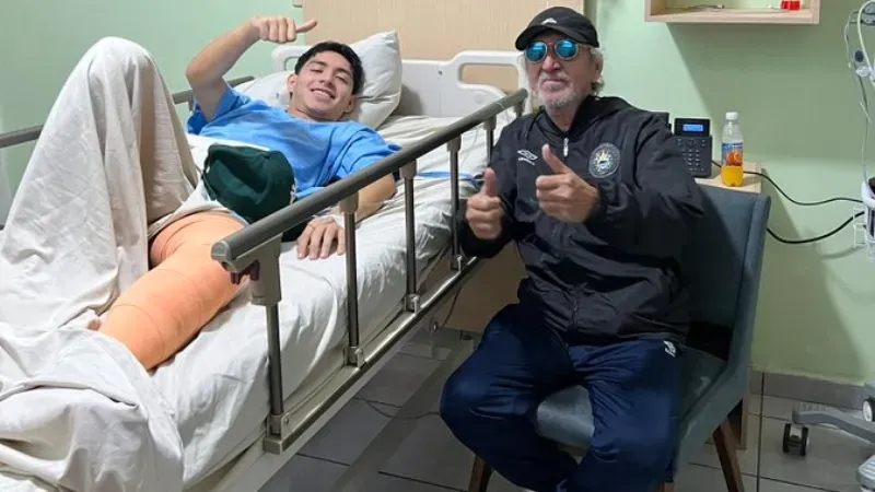 Mágico González junto a su hijo tras la cirugía. (Foto: X de Jorge Jesús González)