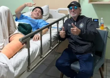 Mágico González junto a su hijo tras la cirugía. (Foto: X de Jorge Jesús González)