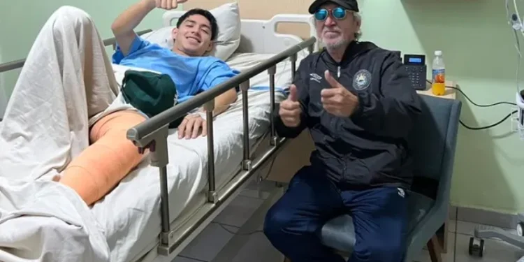 Mágico González junto a su hijo tras la cirugía. (Foto: X de Jorge Jesús González)