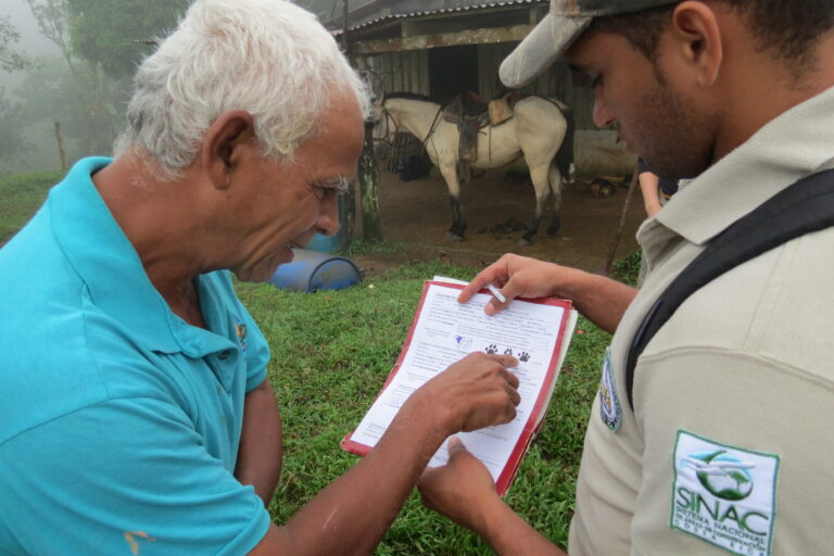 Funcionario de conservación recoge datos de incidente de depredación. Actualmente la recogida de los datos se hace con una aplicación móvil. Foto: Cortesía Panthera Costa Rica.