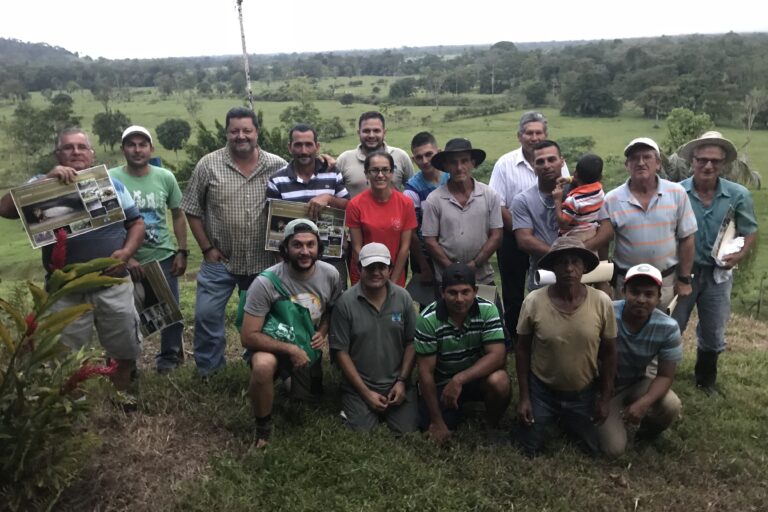 Primera reunión de Panthera en Lomas Azules (2017). En la fotografía aparecen finqueros, autoridades de conservación y Daniel Corrales. Foto: Cortesía Panthera Costa Rica.