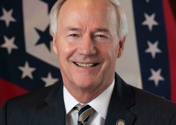 Former Arkansas Gov. Hutchinson gives Mississippi lawmakers tips on streamlining government