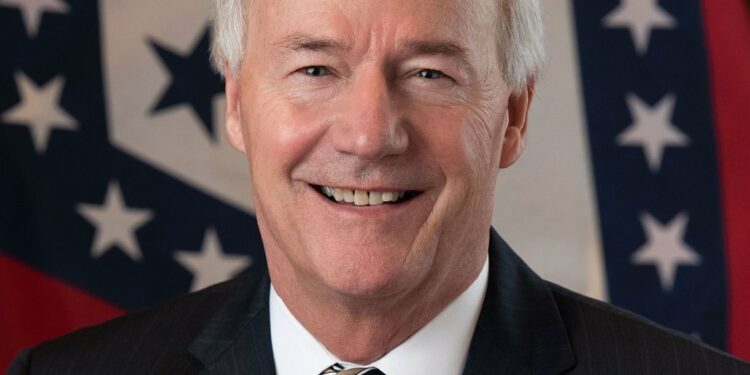 Former Arkansas Gov. Hutchinson gives Mississippi lawmakers tips on streamlining government 