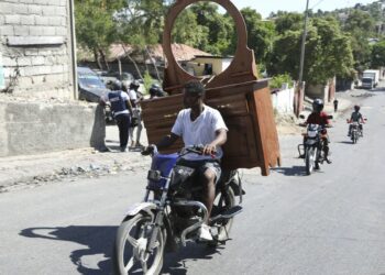 Gang coalition in Haiti spreads violence to Port-au-Prince neighborhood, setting fire to homes