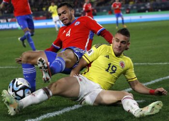 Gabriel Suazo (L) competes for the ball with Rafael Santos Borre (R) during Chile vs Colombia.