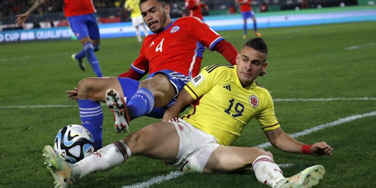 Gabriel Suazo (L) competes for the ball with Rafael Santos Borre (R) during Chile vs Colombia.