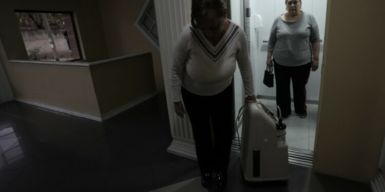 In Ecuador, power-dependent patients wait in anguish as the government imposes hours-long blackouts