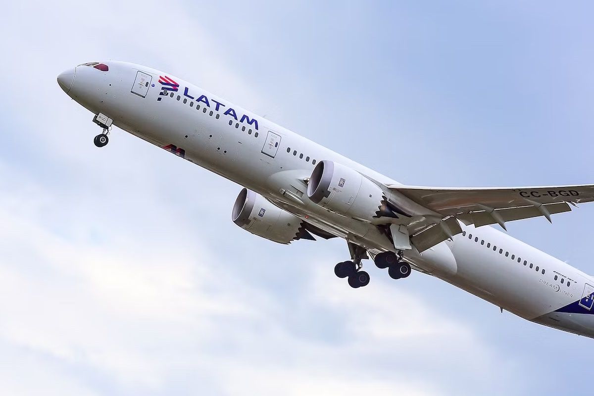 A LATAM Boeing 787-9 flying in the sky.