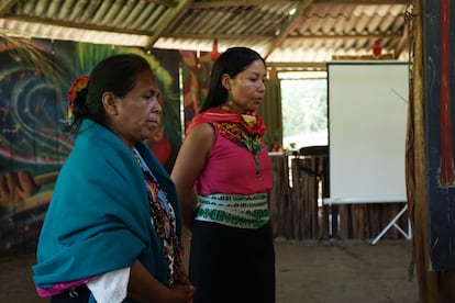 Sandra Chasoy (derecha), indígena Inga y lideresa ambiental, con una de sus compañeras de las Guardianas del Agua, en una maloca en Putumayo