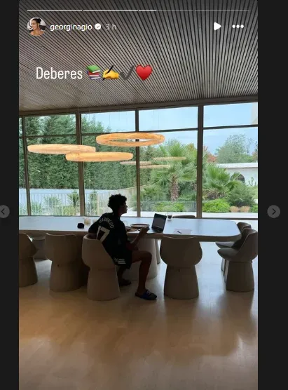 Georgina Rodríguez IG story of son with Alejandro Garnacho kit (Instagram)