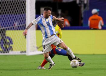 Lionel Messi dazzles with hat trick, two assists in Argentina's 6-0 rout vs. Bolivia