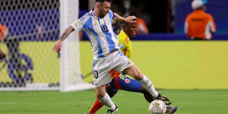 Lionel Messi dazzles with hat trick, two assists in Argentina's 6-0 rout vs. Bolivia