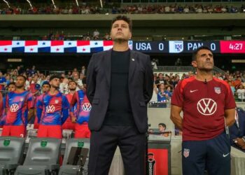 Mauricio Pochettino (center) and his top assistant Jesús Pérez (right) on the U.S. bench during the national anthems before Saturday's game.