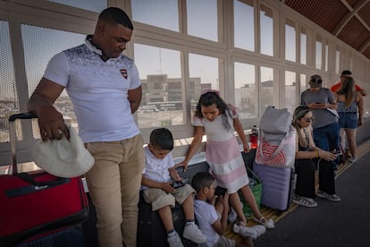 Luis Daniel and his family wait on the Paso del Norte bridge to cross into the United States.