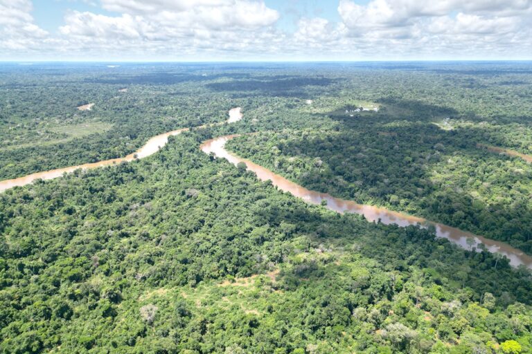 El lugar exacto donde los ríos Madre de Dios y Manupare se juntan. Esta belleza natural está dentro del área protegida. Foto: Cortesía Revista Nómadas.