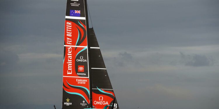 New Zealand extends America's Cup lead on Britain