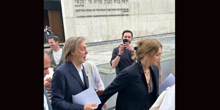 On tour in South America, Paul McCartney attends Yom Kippur services in Santiago, Chile