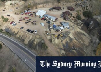 One dead, 12 trapped 300m underground at US tourist attraction