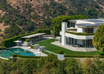 Photos: Inside the Pritzker Estate, on Sale for a Jaw-Dropping $195M