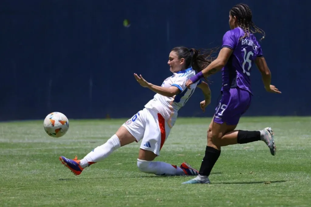 Isidora Olave en acción con La Roja Femenina ante Ecuador (Comunicaciones FFCh)