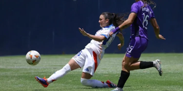 Isidora Olave en acción con La Roja Femenina ante Ecuador (Comunicaciones FFCh)
