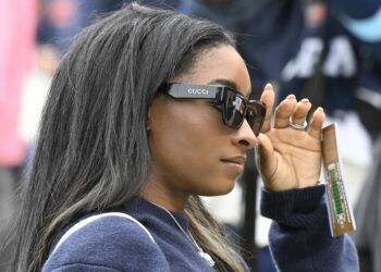 Simone Biles poses in ab revealing all-white sweatsuit in sister selfie