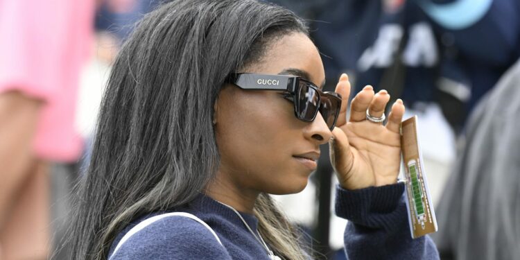 Simone Biles poses in ab revealing all-white sweatsuit in sister selfie