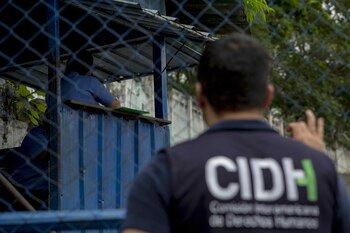 Un miembro de la Comisión Interamericana de Derechos Humanos (CIDH) espera en el exterior de una de las cárceles de Nicaragua, en una fotografía de archivo. EFE/Jorge Torres
