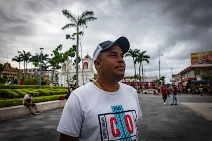 Javier, a 37-year-old Venezuelan, works temporarily in the Miguel Hidalgo Central Park, in Tapachula.