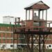A guard tower outside Uruguay's Santiago Vázquez prison. Una torre de vigilancia afuera de la prisión uruguaya de Santiago Vázquez.