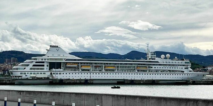 Villa Vie Ship in Bilbao
