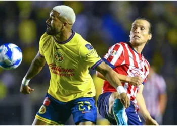 Rodrigo Aguirre (L) of America fights for the ball with Fernando Gonzalez (R) or Guadalajara – IMAGO / Agencia-MexSport
