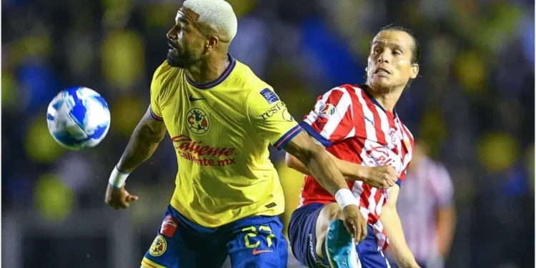 Rodrigo Aguirre (L) of America fights for the ball with Fernando Gonzalez (R) or Guadalajara – IMAGO / Agencia-MexSport