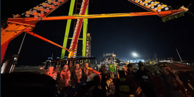 grave accidente en parque de diversiones luego de que una de las atracciones colapsó