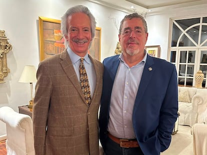 Fotografía cedida por el Gobierno de Guatemala del mandatario, Bernardo Arévalo de León (d), junto al periodista José Rubén Zamora, el 21 de octubre en Guatemala.