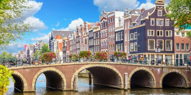 I'm an American who spent 6 months living in Europe. Here are 5 lifestyle changes I'll be taking back with me to the US.