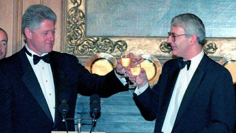 US President Bill Clinton, left, toasts with British Prime Minister John Major during a formal dinner at the Prime Minister's official residence at No. 10 Downing Street, November 29