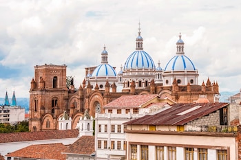 Vista de las cúpulas cuencanas. (Facebook/Visit Cuenca Ecuador)