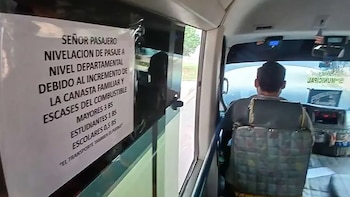 Un letrero en un autobús de Santa Cruz anuncia el incremento del pasaje en 50% ante la falta de combustible y la subida de precios de algunos productos de la canasta básica.