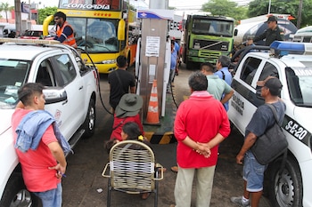 Usuarios reportan esperas de más de 12 horas para cargar combustible en Santa Cruz. REUTERS/Ipa Ibanez