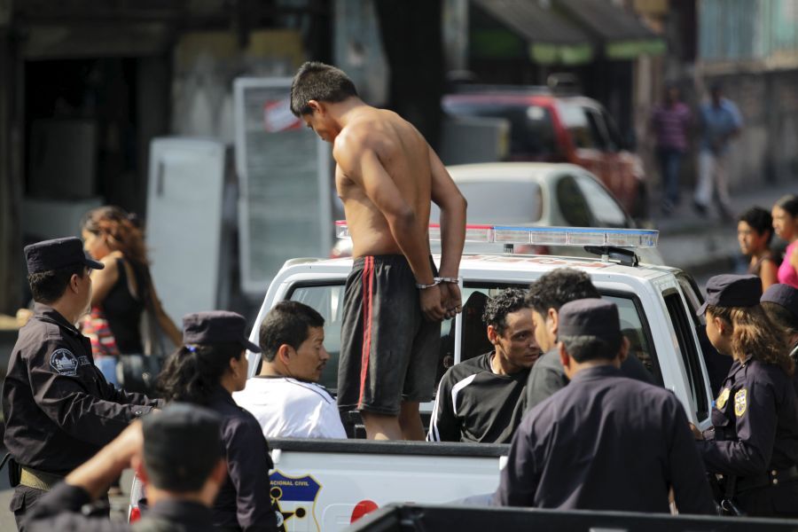 La policía salvadoreña transporta a un hombre sospechoso de integrar a una pandilla. Foto: Reuters.