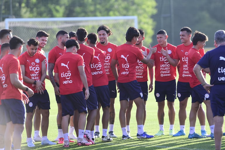 Los jugadores de la selección en la previa del entrenamiento del plantel en el Centro de Alto Rendimiento, en Ypané, Paraguay.