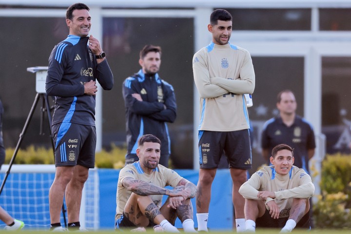 AME6550. EZEIZA (ARGENTINA), 12/11/2024.- Desde la izquierda, el seleccionador Lionel Scaloni, Nicolás Otamendi, Cristian Romero, y Nahuel Molina de la selección de Argentina asisten a un entrenamiento, previo al partido contra Paraguay por la fecha 11 de las Eliminatorias Sudamericanas al Mundial de 2026 este martes, en el Predio Lionel Andrés Messi, en Ezeiza (Argentina). EFE/ Juan Ignacio Roncoroni