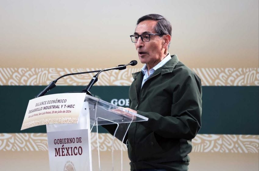 Finance Minister Rogelio Ramírez de la O speaks at a podium about the Mexico-China trade balance